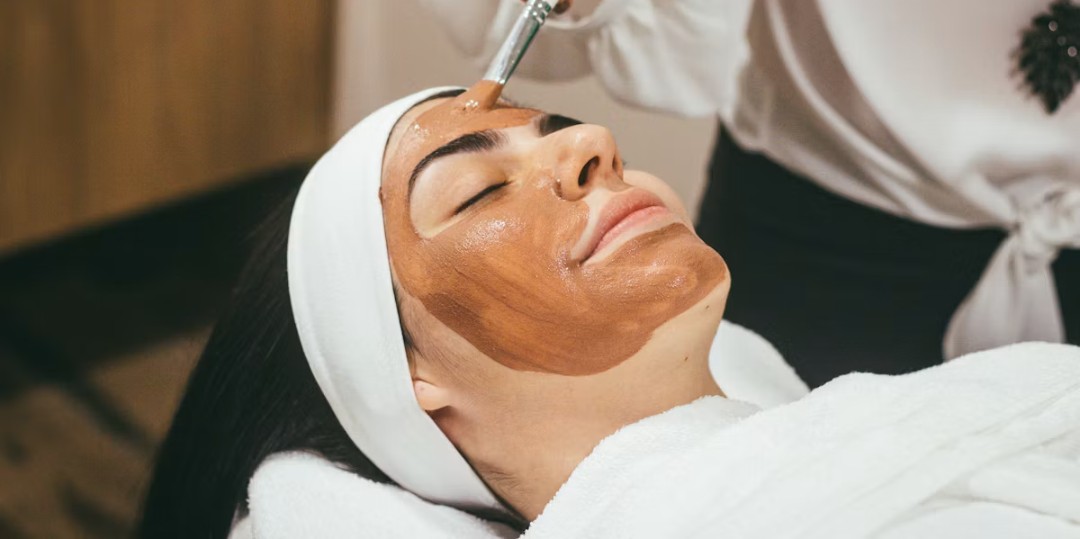 Tratamiento facial con mascarilla aplicada por una profesional de estética